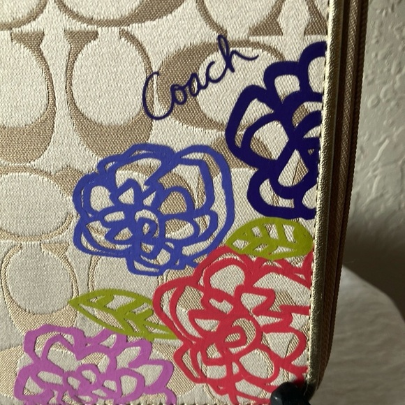 Coach: Floral Print Zip Reader Holder- Gold Tone - Picture 2 of 16